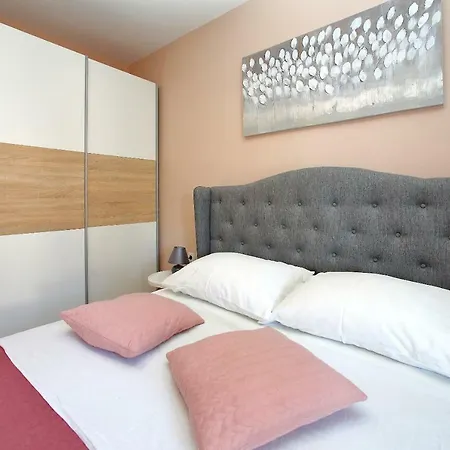 Apartment Apartman Majda 2 *